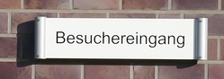 Schild für den Besuchseingang Schild für den Besuchseingang