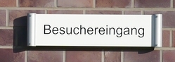 Schild für den Besuchseingang