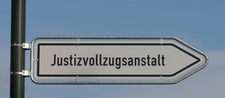 Hinweisschild für die Zufahrt zur Anstalt